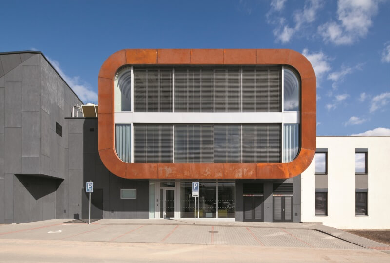 Pohled na budovu datového centra v Lužici